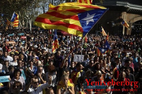Barselonada yüzminlərlə insan Kataloniyanın müstəqilliyinə qarşı mitinqə çıxdı
