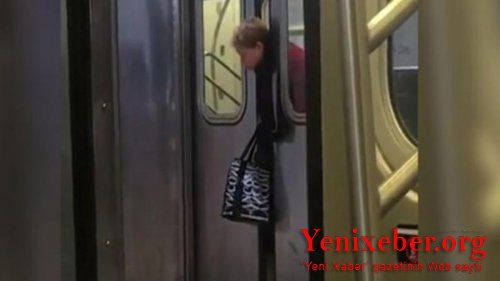 Yaşlı qadının başı metronun qapıları arasında qaldı