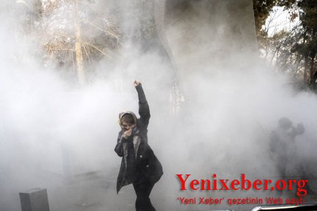 İranda nümayişlər zamanı başlarını açan 29 qadın həbs edilib