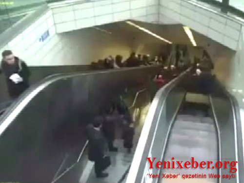 Metroda eskalatorun çökmə anı -