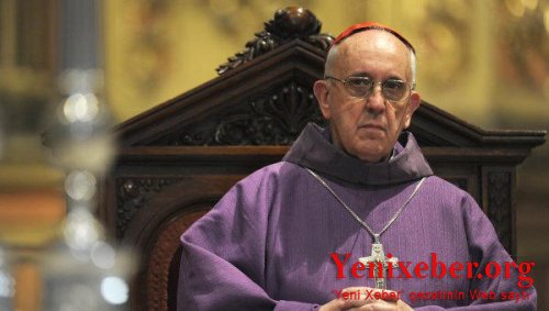 Roma Papası evsizlərə dondurma verib