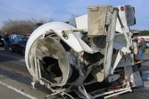 Ağdərədə beton qarışdıran maşın dərəyə aşıb -