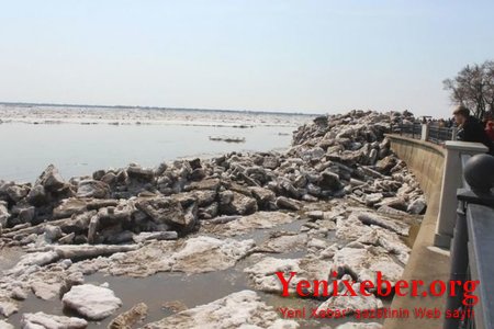 В Хабаровске ледоход повредил часть набережной Амура -