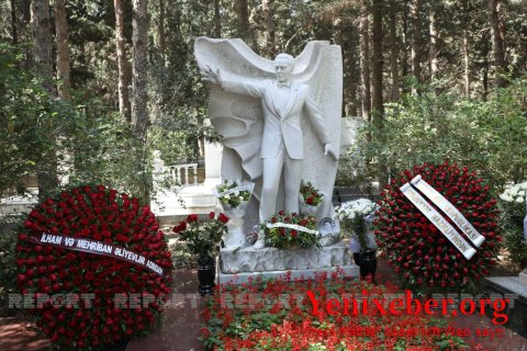 Ильхам Алиев и Мехрибан Алиева отправили венок на церемонию почтения памяти Муслима Магомаева