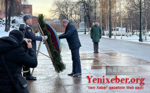 Джейхун Байрамов возложил венок к Могиле Неизвестного солдата в Москве