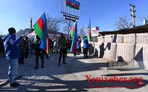 Акция протеста экоактивистов на дороге Ханкенди-Лачын продолжается под звуки мугама