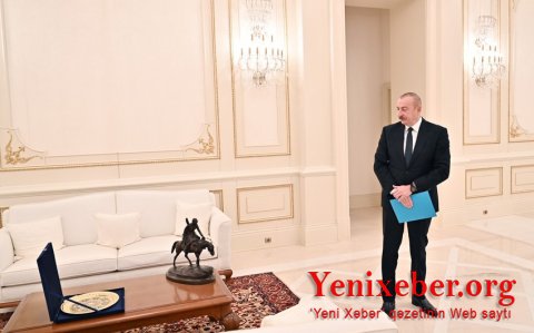 Президенту вручена скульптура, которая некогда находилась в рабочем кабинете Азиза Алиева