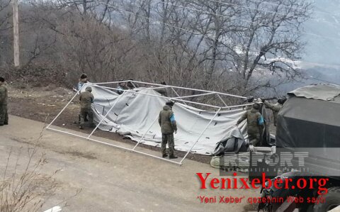 Российские миротворцы устанавливают палатки на дороге Шуша-Ханкенди, где проходит акция НПО