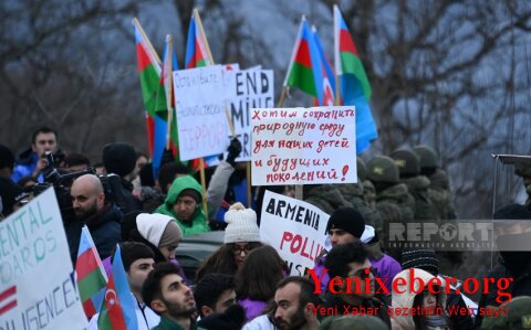 Акция на дороге Ханкенди-Лачын продолжается, протестующие скандируют лозунги