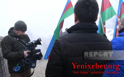 Сотрудники чешского телевидения освещают акцию на дороге Ханкенди-Лачын