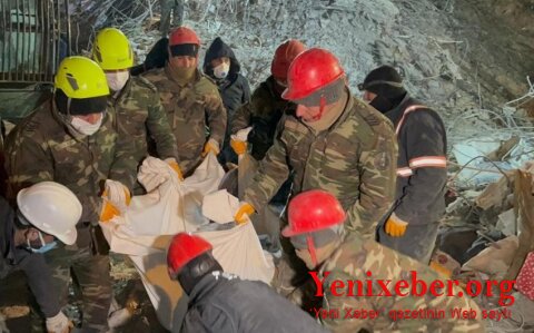 Азербайджанские спасатели вызволили 51 человека из-под завалов в Турции