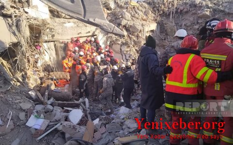 Азербайджанские спасатели вызволили 51 человека из-под завалов в Турции