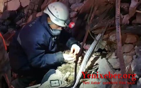 Азербайджанские спасатели передали турецкой полиции найденные под завалами в Хатае золотые украшения