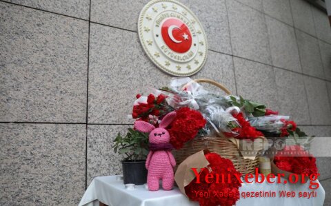 Жители Баку несут цветы к посольству Турции в Азербайджане