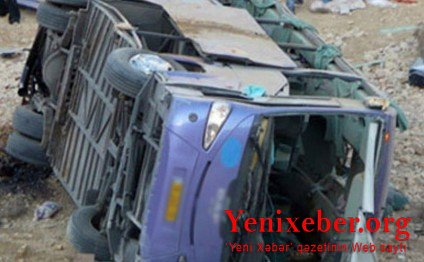 Goranboyda pambıqçıları daşıyan avtobus körpüdən aşıb
