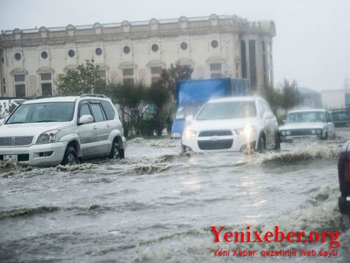 Yağış yağdı, yollar gölməçəyə döndü