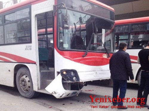 Hövsan yolunda marşrut avtobusu ağır qəza törətdi: