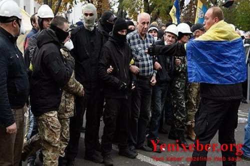Kiyevdə aksiyaçılarla polis arasında toqquşma olub