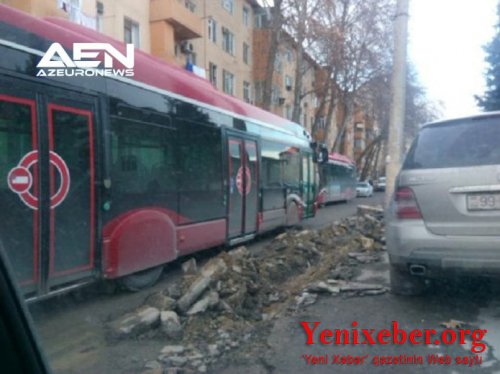 İki il qabaq asfaltlanmış yol İŞİD işğalındakı İdlibə çevrilib