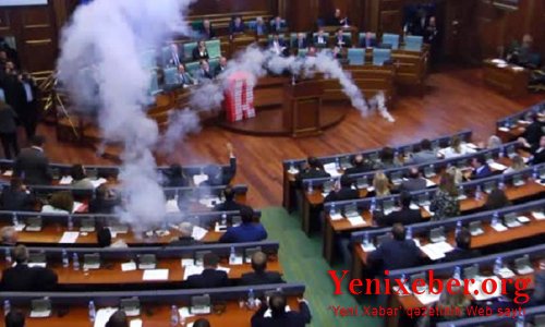 Deputat parlamentə qaz bombası atdı