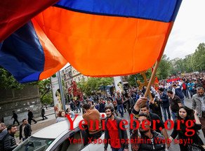 Ermənistan Baş Prokurorluğuna girişi bağlayan etirazçılar baş prokurorun istefasını tələb edirlər