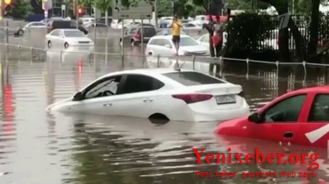 Bu şəhərdə 30-dan çox avtomobil yolu su altında qaldı