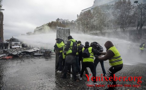 Fransada etirazlar-polis gözyaşardıcı qaz və su şırnaqlarından istifadə etdi-