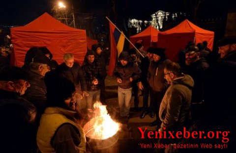 Ermənistanda parlament binası qarşısında çadırlar qurulub-