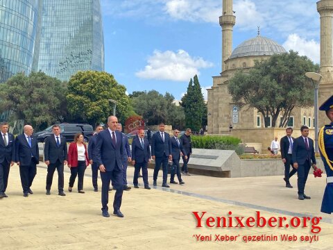 Numan Kurtulmuş Şəhidlər xiyabanını ziyarət etdi-
