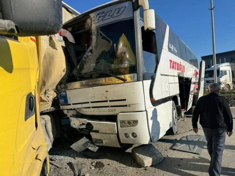 TIR sərnişin avtobusu ilə toqquşdu yaralı var - FOTO