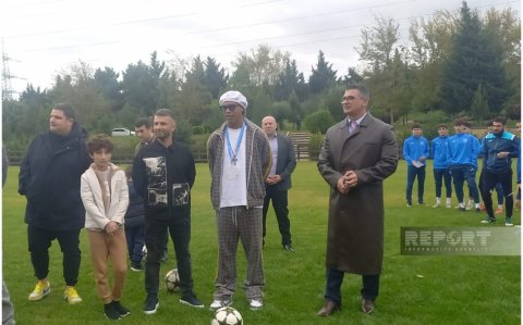 Ronaldinyo Bakıda yeniyetmə futbolçularla görüşüb