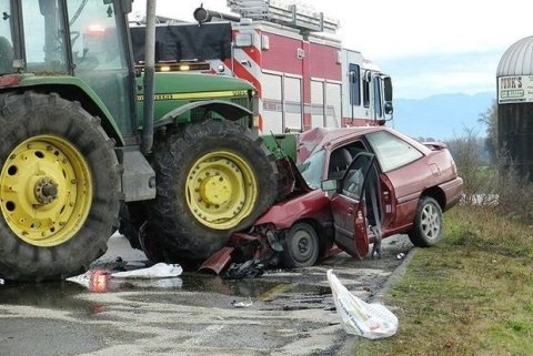 Traktorla minik maşını toqquşdu -