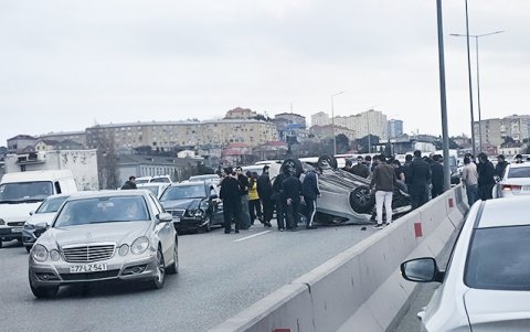 Bakı-Sumqayıt yolunda avtomobil aşdı -