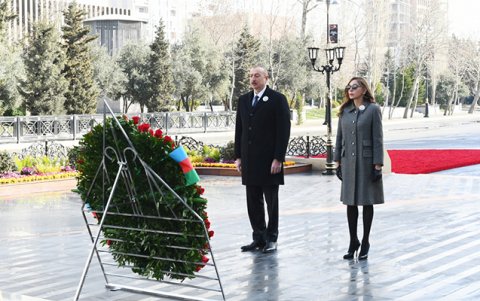 Prezidentlə xanımı "Ana harayı" abidəsində