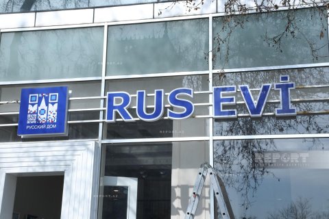 “Rus Evi”nin binasındakı lövhə sökülür