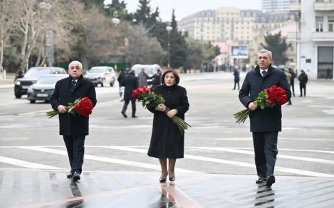 Dövlət və hökumət rəsmiləri Xocalı soyqırımı abidəsini ziyarət ediblər