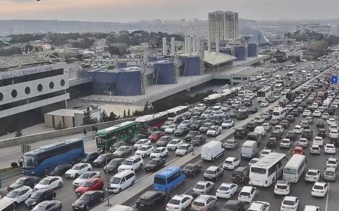 Bakıda 15 istiqamətdə nəqliyyatın sıxlığı müşahidə olunur