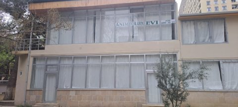 Dairə sədridən QANUNSUZLUQ: Yasamalda parkın ərazisində mərasim və fərdi ev kimindir?