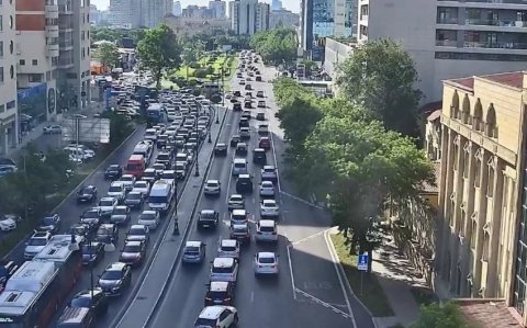 Bakının bir sıra yollarında tıxac yaranıb