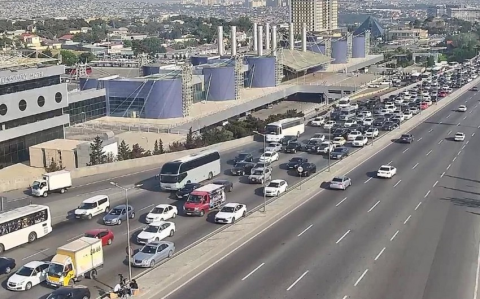 Bakının bir sıra yollarında nəqliyyatın sıxlığı yaranıb