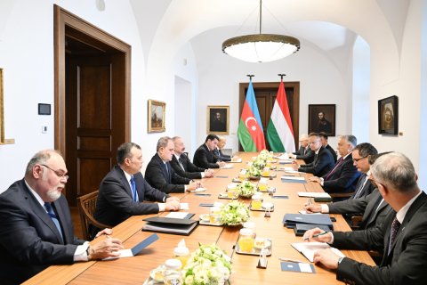 Budapeştdə Prezident İlham Əliyevin Macarıstanın Baş naziri ilə geniş tərkibdə görüşü olub -