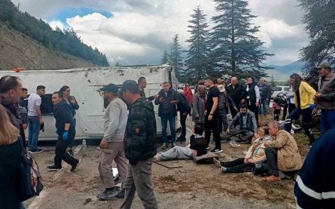 Türkiyədə ağır yol qəzası olub, 15 nəfər yaralanıb
