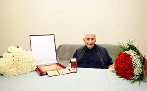 Xalq artisti Arif Babayevə Heydər Əliyev Mükafatı təqdim olunub