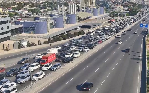 Bakının bir sıra yollarında tıxac yaranıb