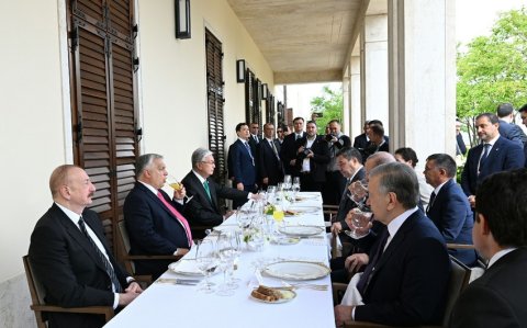 TDT ölkələrinin dövlət və hökumət başçılarının şərəfinə lançda menyu Azərbaycan dilində də tərtib olunub