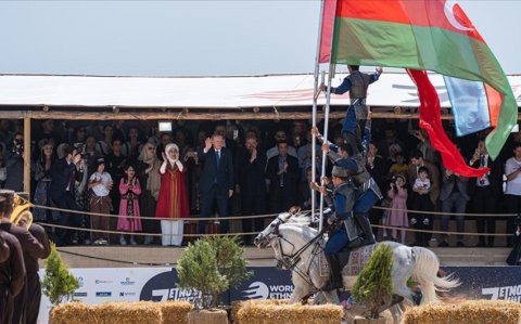 Ərdoğan Qarabağ atları ilə olan çıxışı ayaqüstdə alqışlayıb