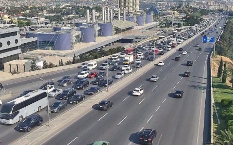 Bakının bir sıra yollarında sıxlıq müşahidə olunur -