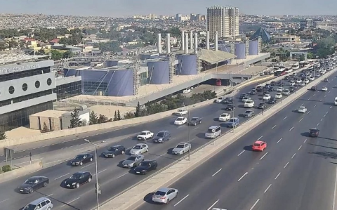 Bakının bir sıra yollarında nəqliyyatın sıxlığı yaranıb