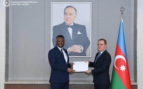 Sudanın yeni təyin olunmuş səfiri etimadnaməsinin surətini Ceyhun Bayramova təqdim edib
