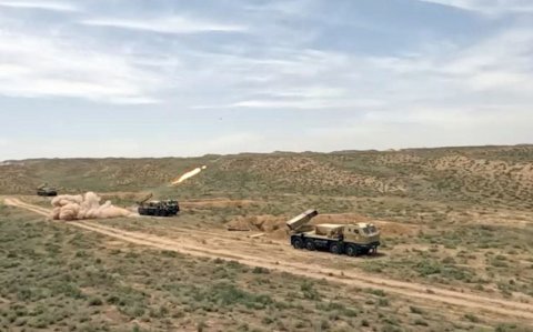 Azərbaycan Ordusu atəşli reaktiv sistemlərdən döyüş atışları icra edib -